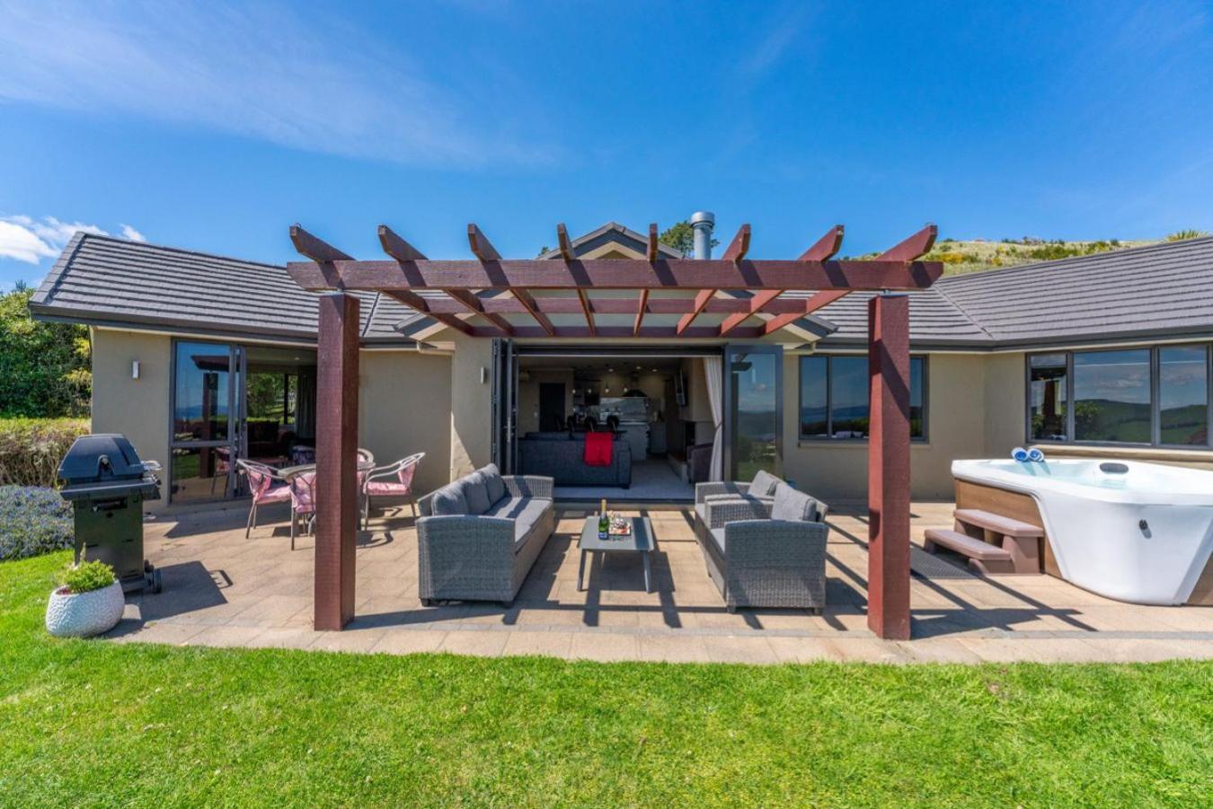 Scenic Solitude - Wake Up To Lake And Mountain Views! Taupo Exterior foto